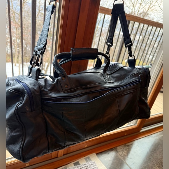 Mexican made navy blue leather carry on, duffle bag. Handles and removable strap - Picture 10 of 16